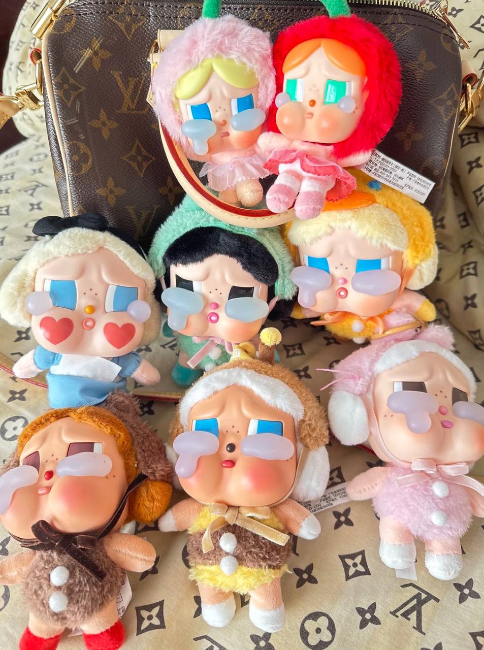 عروسک فیگور کرای بیبی (Cry Baby) | گریه‌کننده و با صدا | ارتفاع ۲۵ سانتی‌متر | هدیه و دکور کودکانه